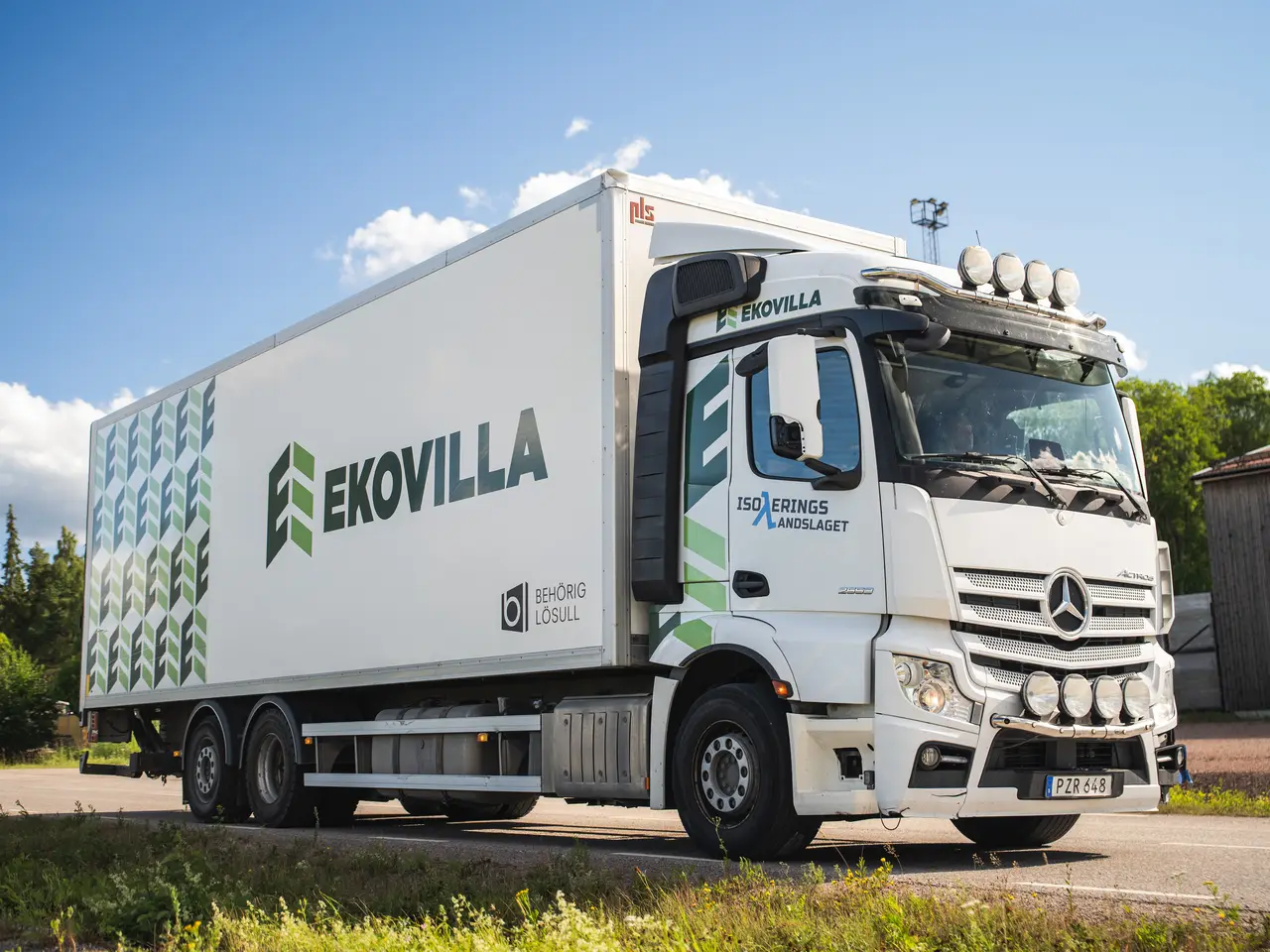 Ekovillas lastbil vid ett bostadsområde